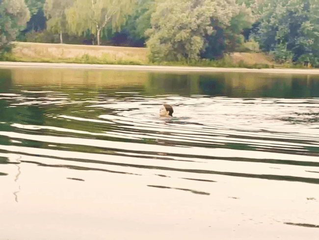 Schwimmen im See- Titten zeigen öffentlich