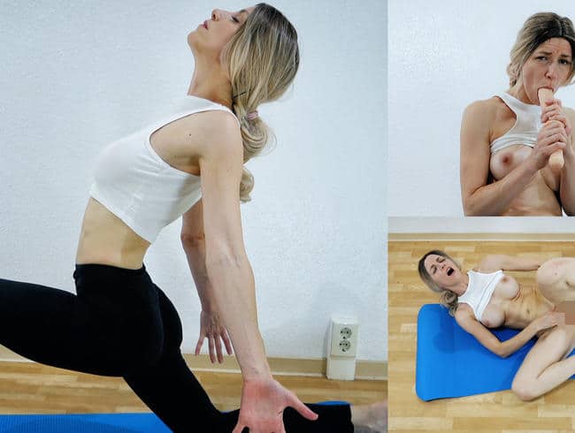 Beim Yoga überrascht Teil 2 - Ich schaffe es nicht ganz den großen Dildo in meine Kehle zu drücken