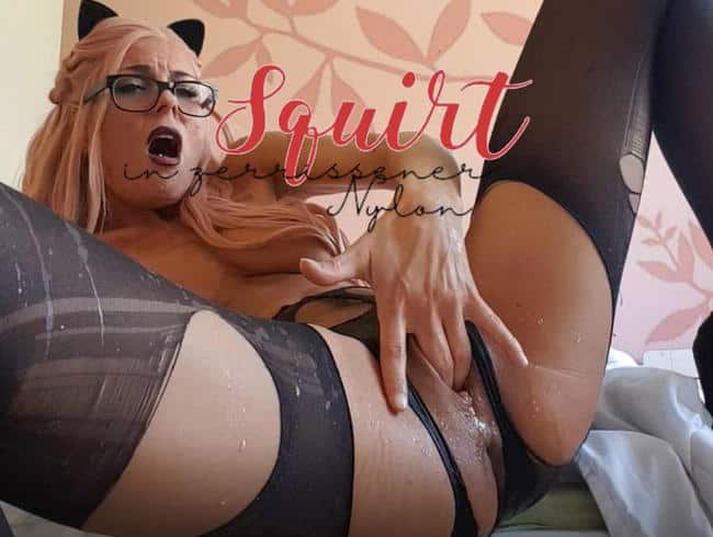 Squirt in zerrissener Nylon