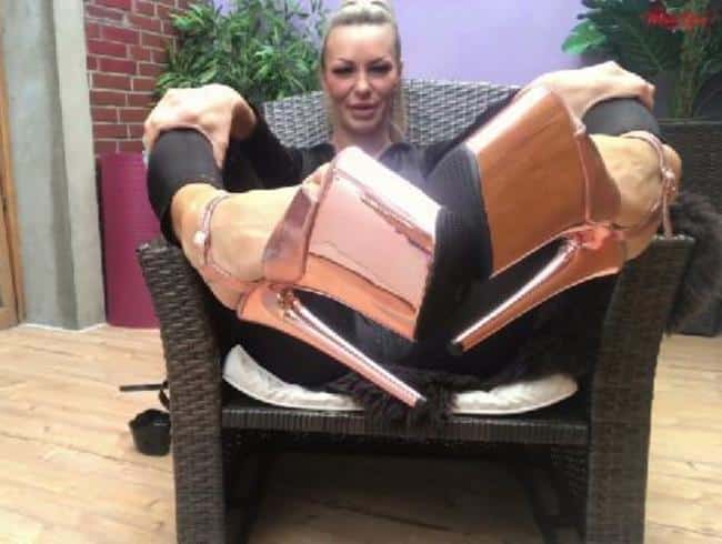 Ballbusting ! Welche meiner Heels spürst du Sklavensau am besten ?!