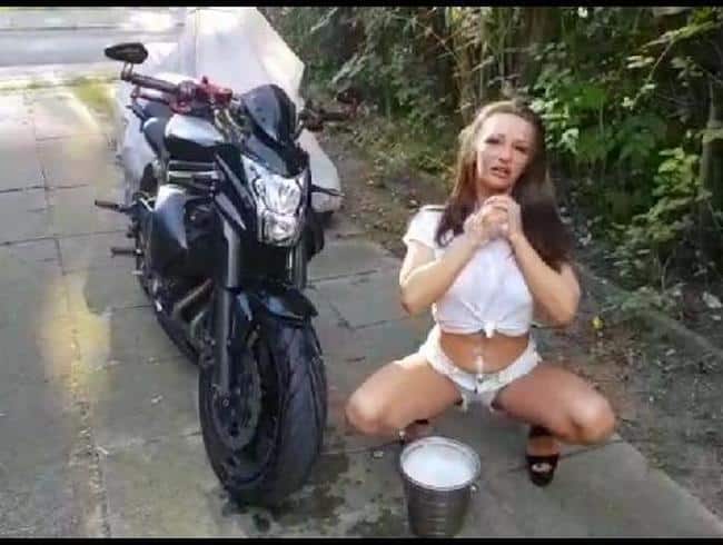 Sexy Motorrad Waschung direkt in der Einfahrt !!