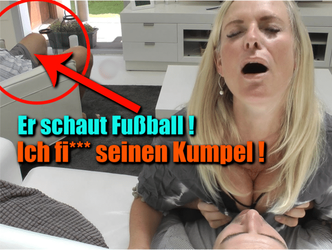 Er schaut Fußball – Ich ficke seinen Kumpel!