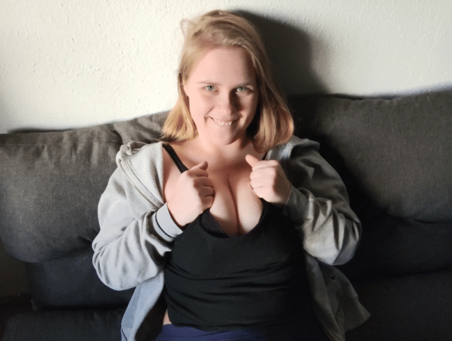 BOOBPLAY - Er spielt mit meinen DICKEN TITTEN!