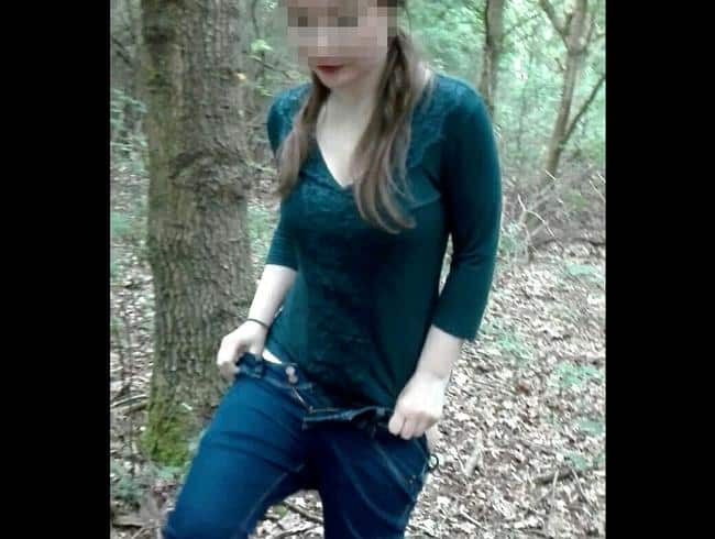 Erstes Piss-Video im Wald!