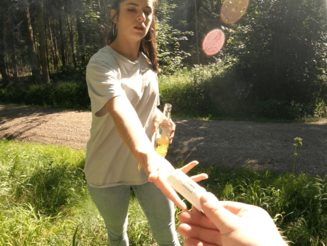 Spontaner outdoor Blowjob im Wald - Ghetto Bitch nach Feuer gefragt und Sie fackelt nicht lang!