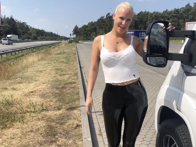 FICK DRIVE IN AN DER A1 | Spritz meinen Leggings Arsch voll