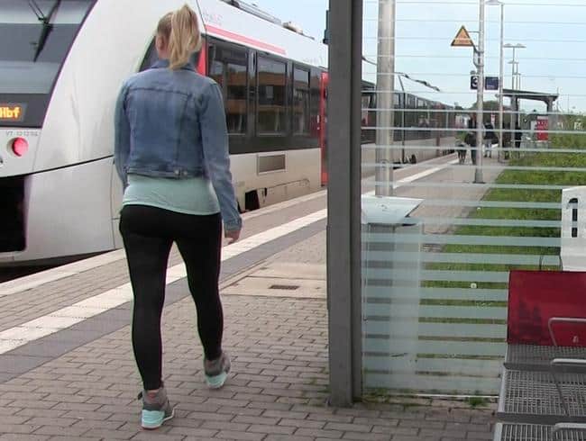 Warten auf die Bahn - Public wichsen am Bahnhof