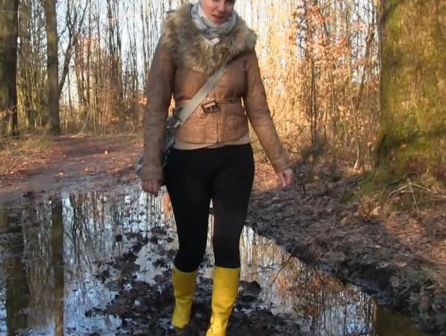 Einsauen, anpissen, vollrotzen - Gummistiefel Girl im Schlamm