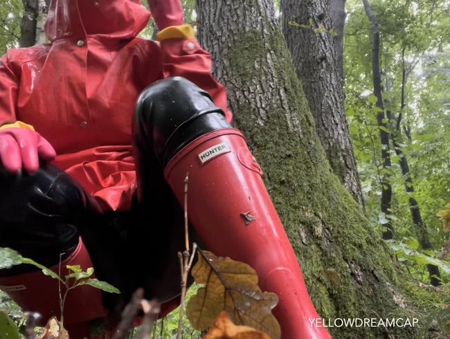 Im Wald so richtig schön in Gummi mit Gummihandschuhen die Fotze gerieben Outdoor