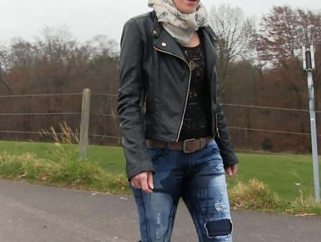 Geiler PISS in JEANS und STIEFEL