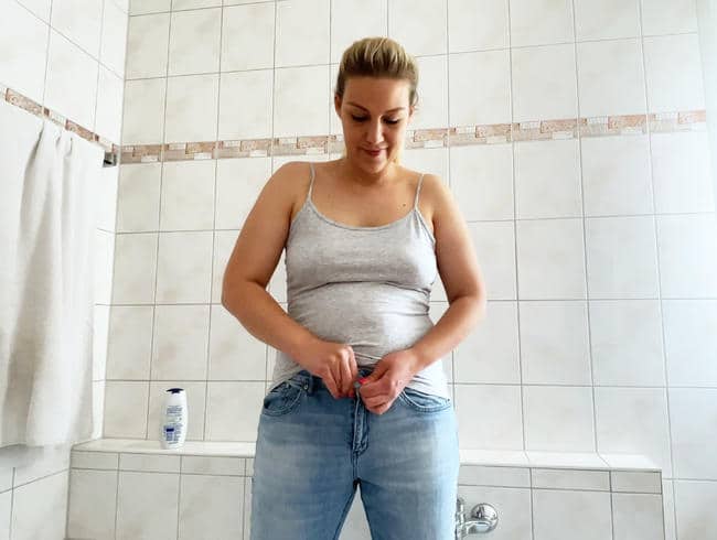 Mit Finger im Arsch in die Jeans gepisst