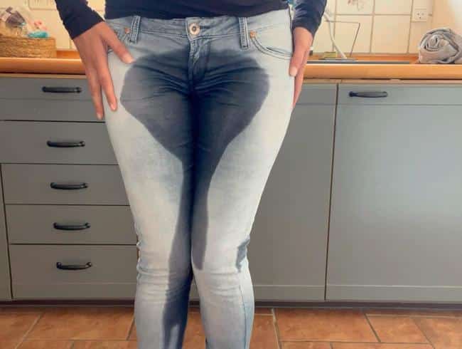 Beim Aufräumen in die Cord Jeans gepisst